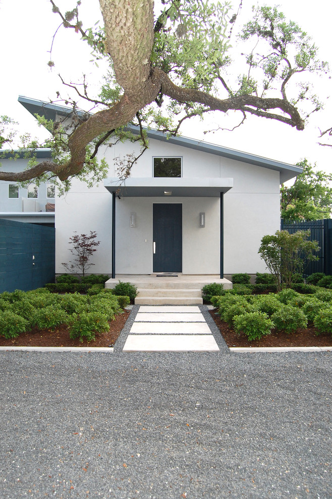 Modernes Haus mit weißer Fassadenfarbe in Houston