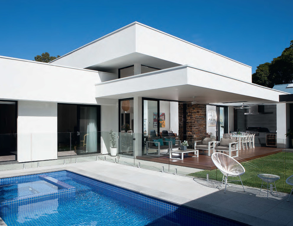 Diseño de fachada blanca contemporánea grande de una planta con revestimiento de estuco y tejado plano