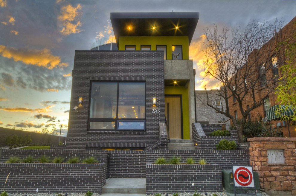 Cette image montre une façade de maison marron design de taille moyenne et à un étage avec un revêtement mixte et un toit plat.