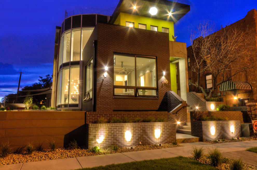 Cette photo montre une grande façade de maison marron tendance à un étage avec un revêtement mixte et un toit plat.