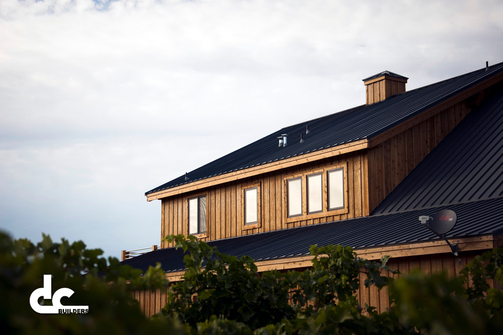 Große, Dreistöckige Moderne Holzfassade Haus mit brauner Fassadenfarbe und Satteldach in Seattle