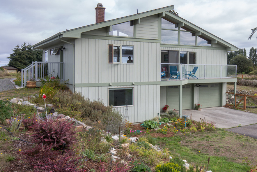 シアトルにある高級な小さなトランジショナルスタイルのおしゃれな家の外観 (緑の外壁) の写真
