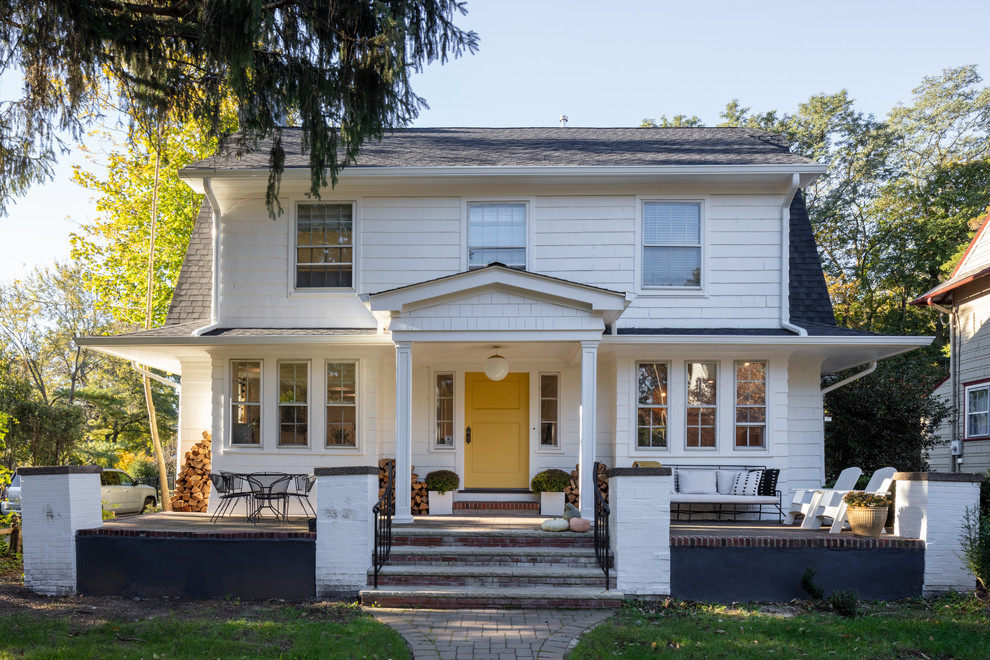Zweistöckiges Klassisches Einfamilienhaus mit weißer Fassadenfarbe, Satteldach und Schindeldach in New York