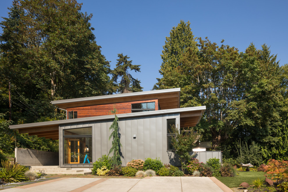 Großes, Zweistöckiges Modernes Einfamilienhaus mit brauner Fassadenfarbe und Flachdach in Seattle