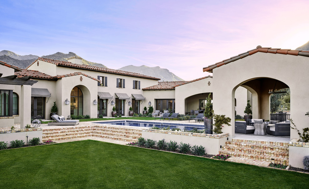 Zweistöckiges Mediterranes Einfamilienhaus mit beiger Fassadenfarbe, Satteldach und Ziegeldach in Phoenix