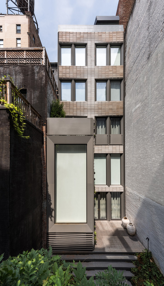 Großes, Dreistöckiges Modernes Haus mit beiger Fassadenfarbe und Flachdach in New York