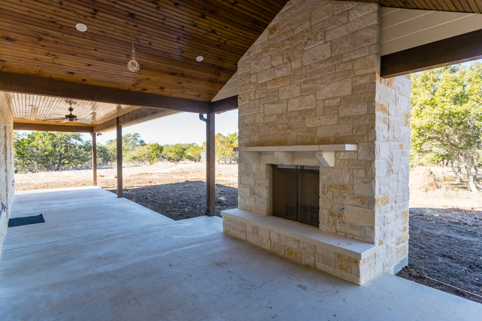 Mittelgroßes, Zweistöckiges Country Einfamilienhaus mit Mix-Fassade, beiger Fassadenfarbe, Satteldach und Blechdach in Austin
