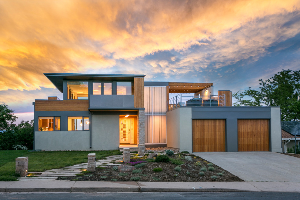 Großes, Zweistöckiges Modernes Einfamilienhaus mit Putzfassade, Flachdach und grauer Fassadenfarbe in Denver