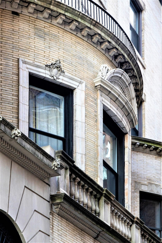 Großes, Vierstöckiges Klassisches Reihenhaus mit Steinfassade und weißer Fassadenfarbe in New York