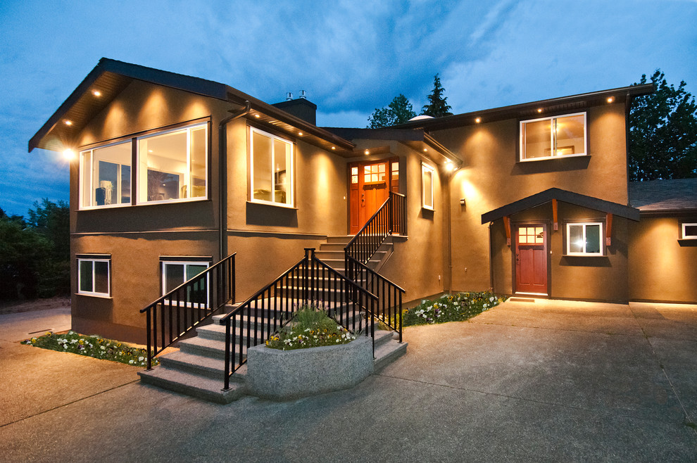 Großes Modernes Haus mit Putzfassade, grüner Fassadenfarbe und Satteldach in Vancouver