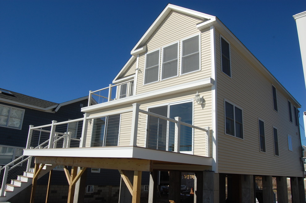 Großes, Zweistöckiges Maritimes Haus mit beiger Fassadenfarbe, Satteldach und Schindeldach in Bridgeport
