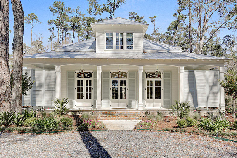 Example of a classic exterior home design in New Orleans