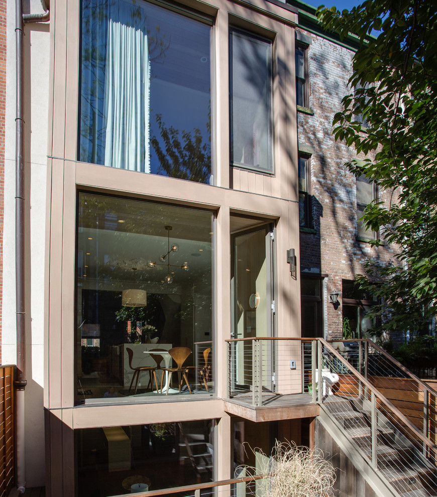 Ejemplo de fachada de casa pareada beige minimalista pequeña de tres plantas con revestimientos combinados y tejado plano