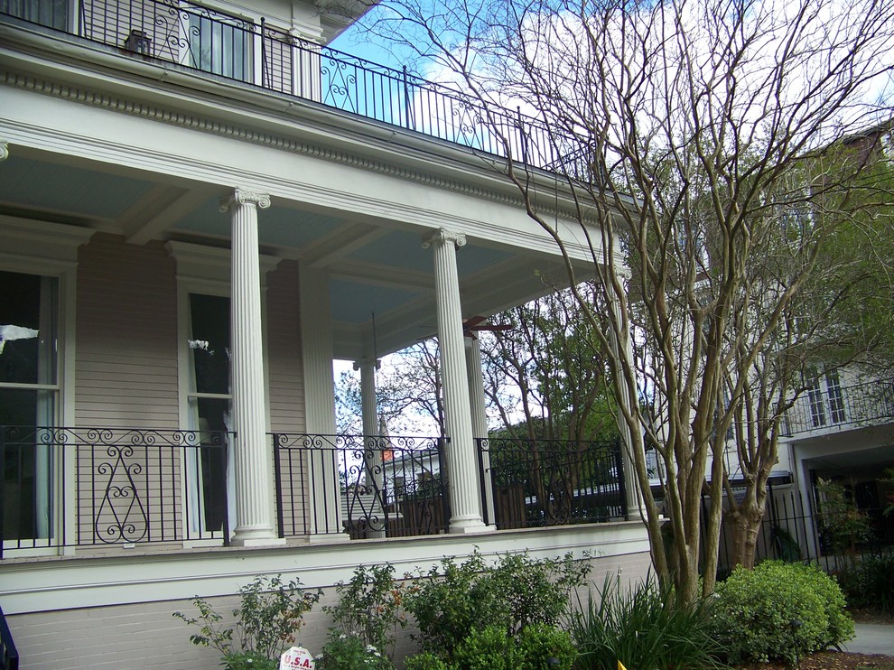 Foto de fachada de casa beige clásica extra grande de tres plantas con revestimiento de madera