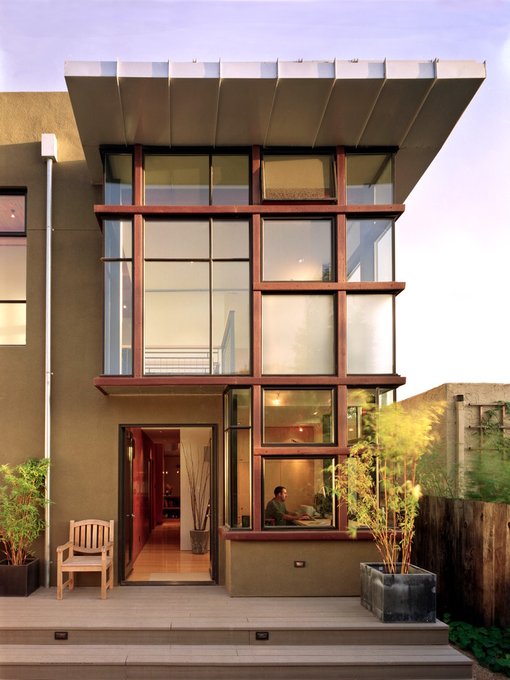 Inspiration för små moderna gröna hus, med två våningar, stuckatur, platt tak och tak i metall