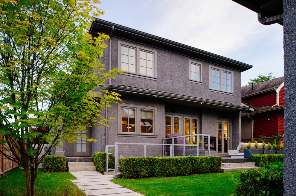 Zweistöckiges Klassisches Haus mit grauer Fassadenfarbe in Vancouver