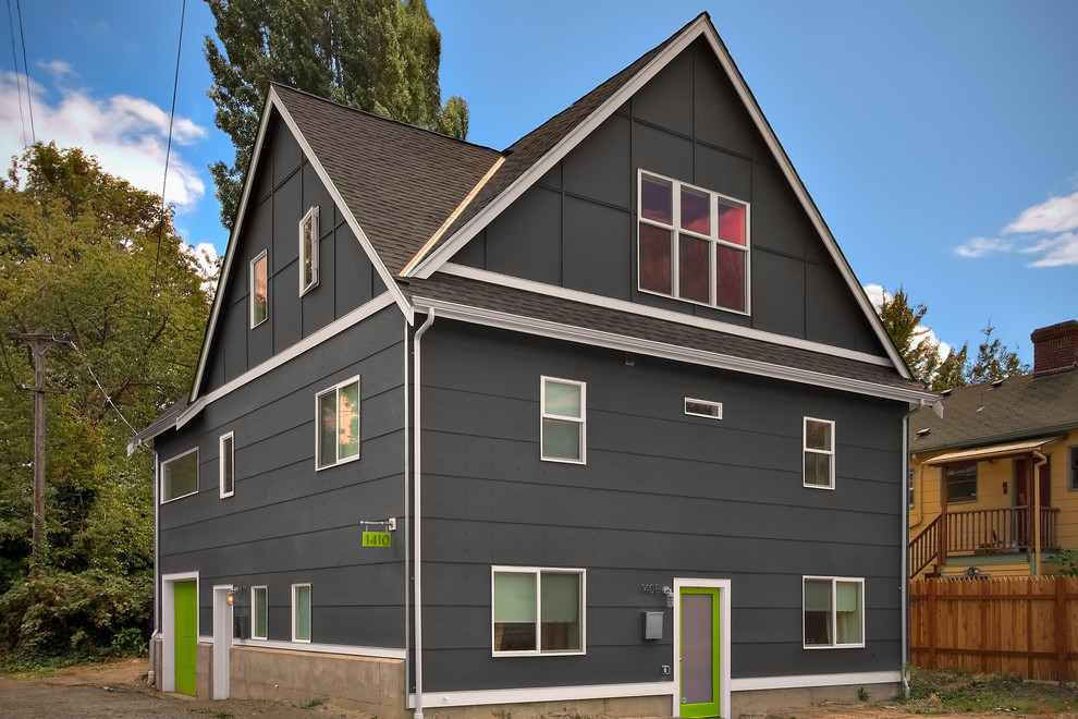 Mittelgroßes, Dreistöckiges Klassisches Haus mit Satteldach und grauer Fassadenfarbe in Seattle