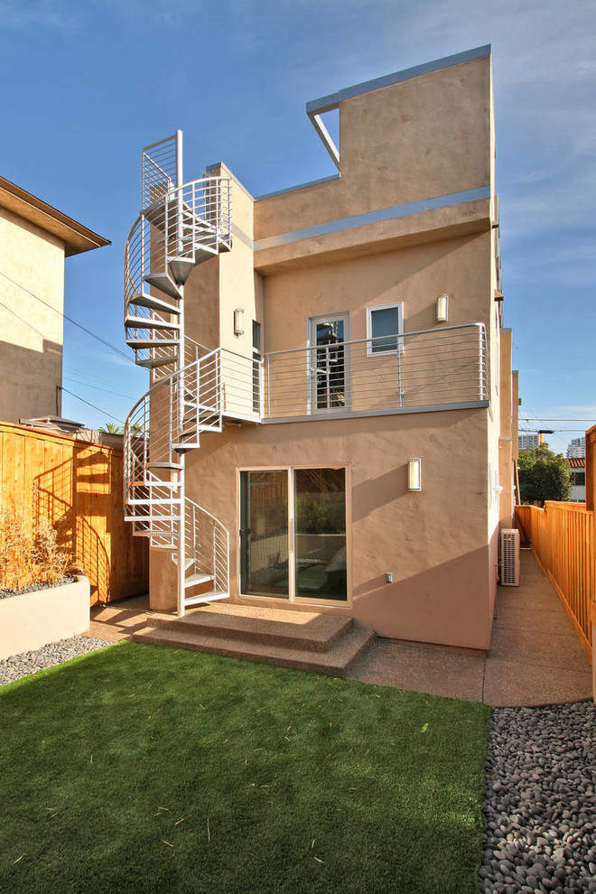 Inspiration pour une façade de maison beige design à deux étages et plus.