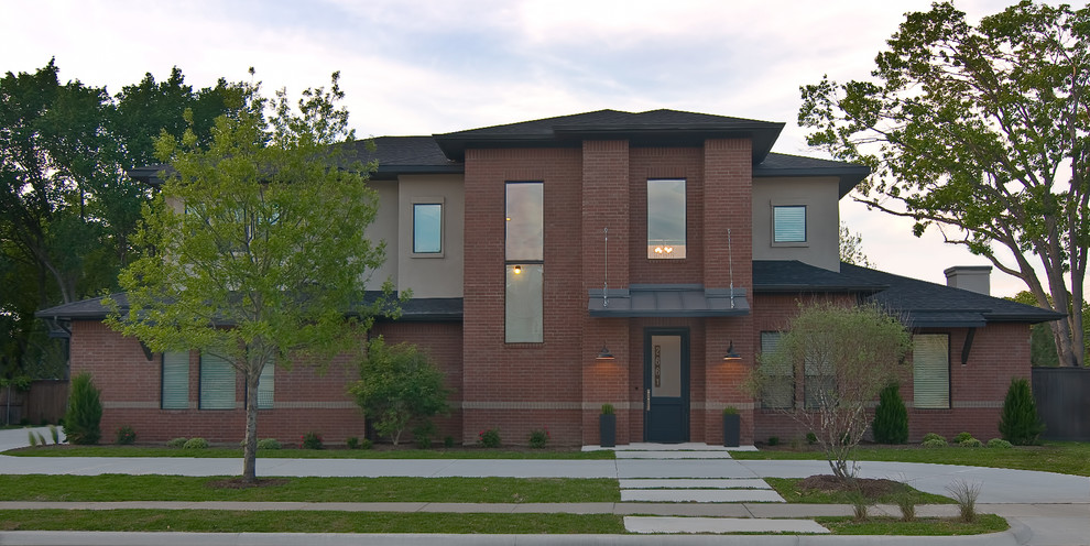 Esempio della facciata di una casa ampia marrone contemporanea a due piani con rivestimento in mattoni