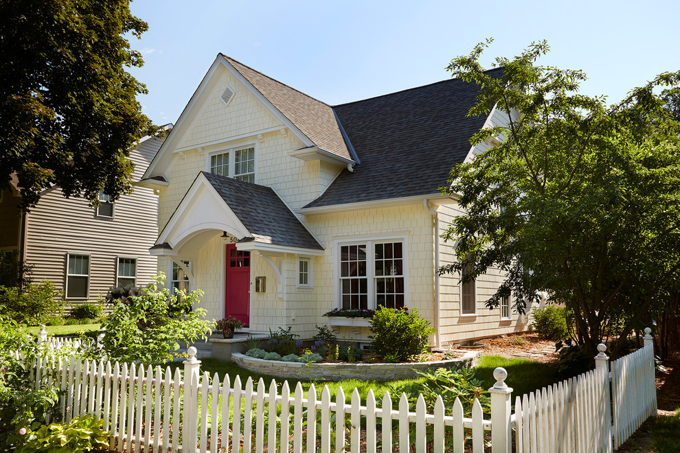 Mittelgroße, Zweistöckige Klassische Holzfassade Haus mit gelber Fassadenfarbe und Satteldach in Minneapolis