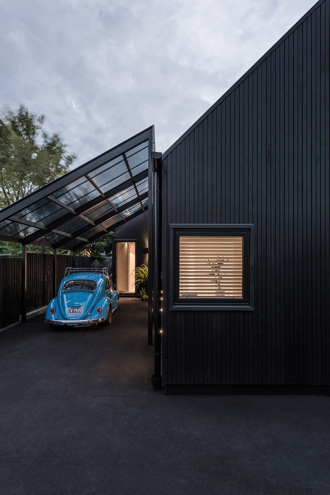 Kleine, Einstöckige Moderne Holzfassade Haus mit schwarzer Fassadenfarbe und Satteldach in Christchurch