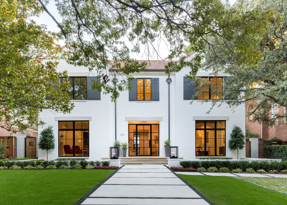 Zweistöckiges Klassisches Einfamilienhaus mit weißer Fassadenfarbe in Dallas