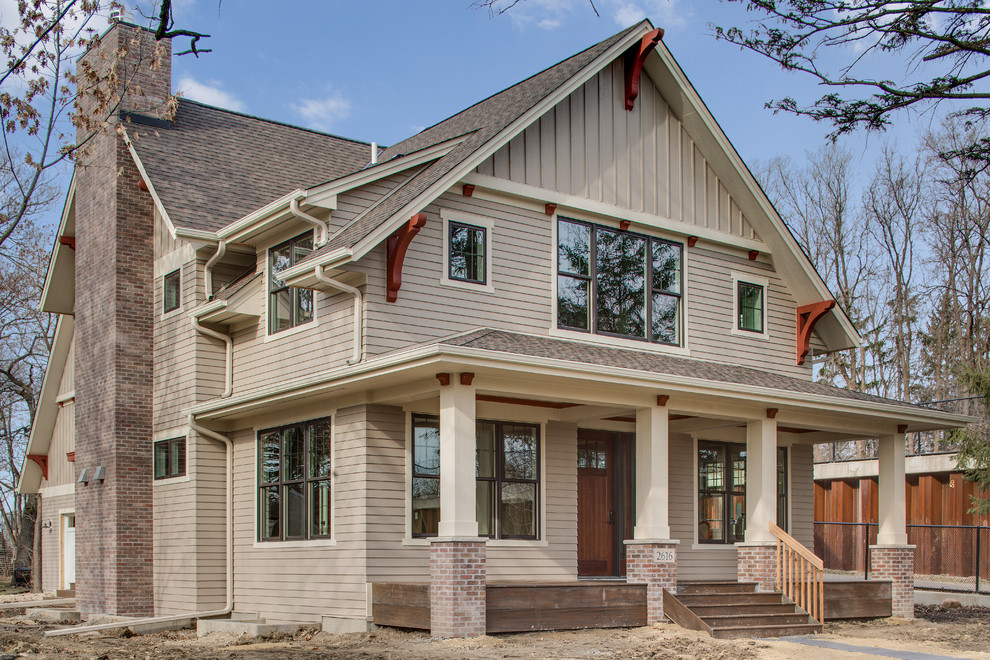 Réalisation d'une façade de maison beige craftsman en bois à un étage et de taille moyenne avec un toit à deux pans.