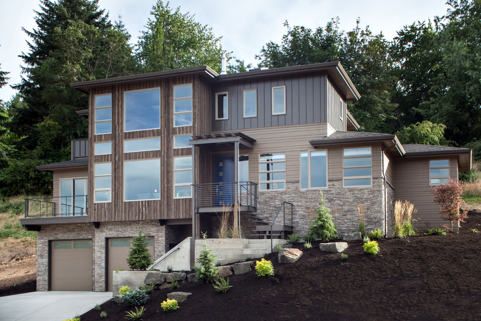 Modelo de fachada de casa marrón contemporánea grande de tres plantas con revestimientos combinados y tejado plano