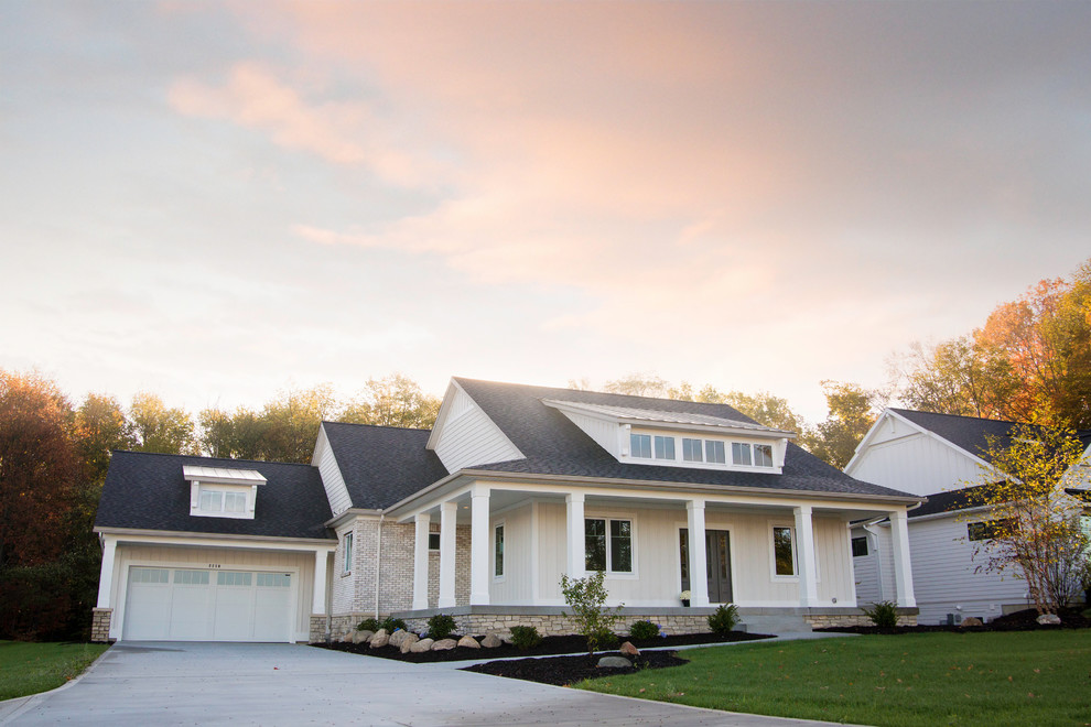 Mittelgroßes, Zweistöckiges Landhaus Einfamilienhaus mit Mix-Fassade, weißer Fassadenfarbe, Pultdach, Misch-Dachdeckung und Wandpaneelen in Grand Rapids