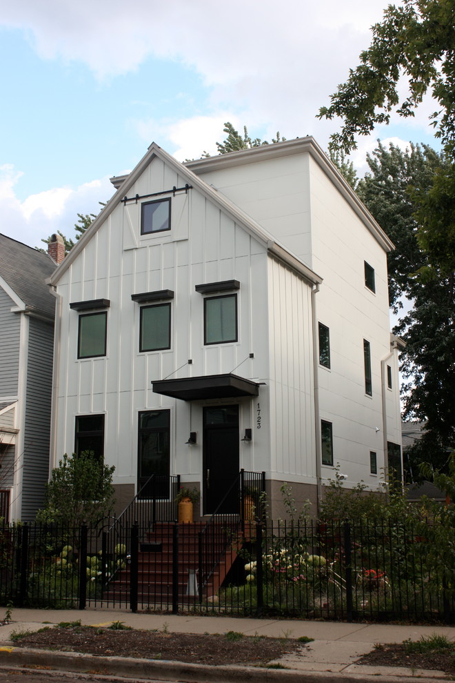 Réalisation d'une façade de maison blanche champêtre en panneau de béton fibré à deux étages et plus.
