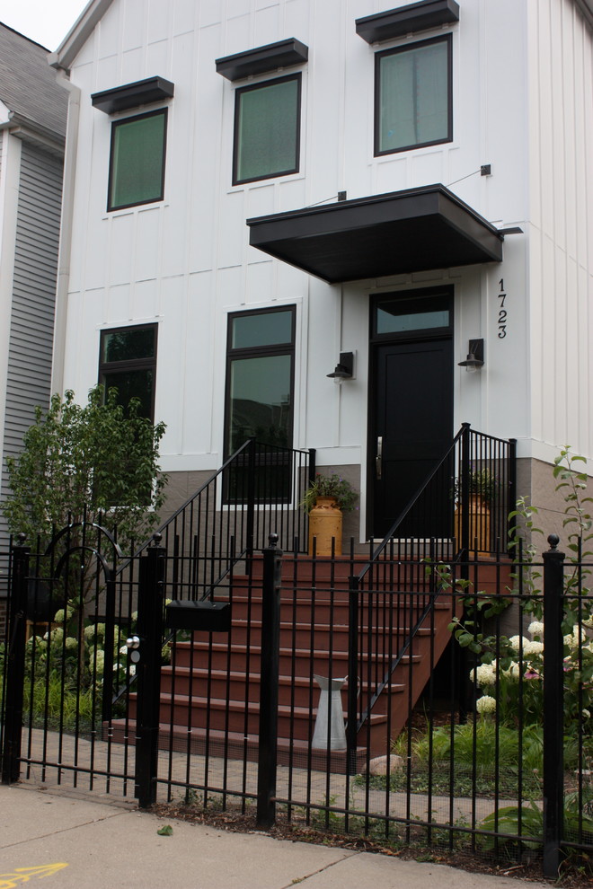 Foto de fachada blanca campestre de tres plantas con revestimiento de aglomerado de cemento
