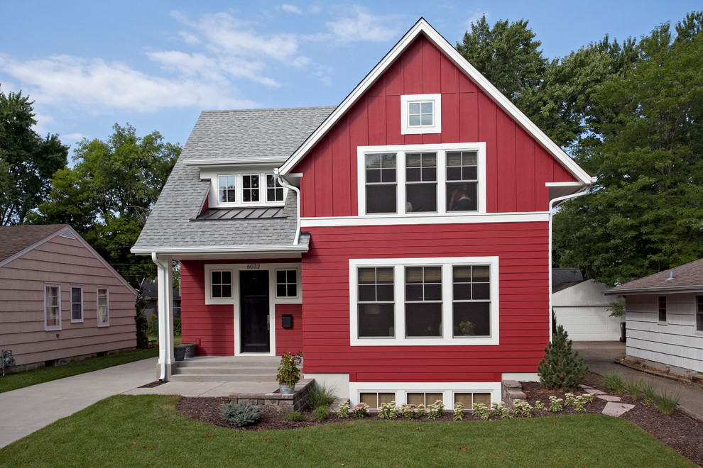 Idee per la facciata di una casa piccola rossa country a due piani con rivestimento in legno e tetto a capanna
