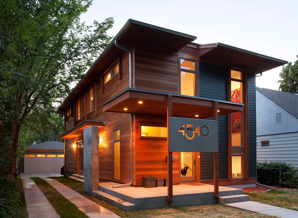 Idées déco pour une façade de maison moderne en bois.