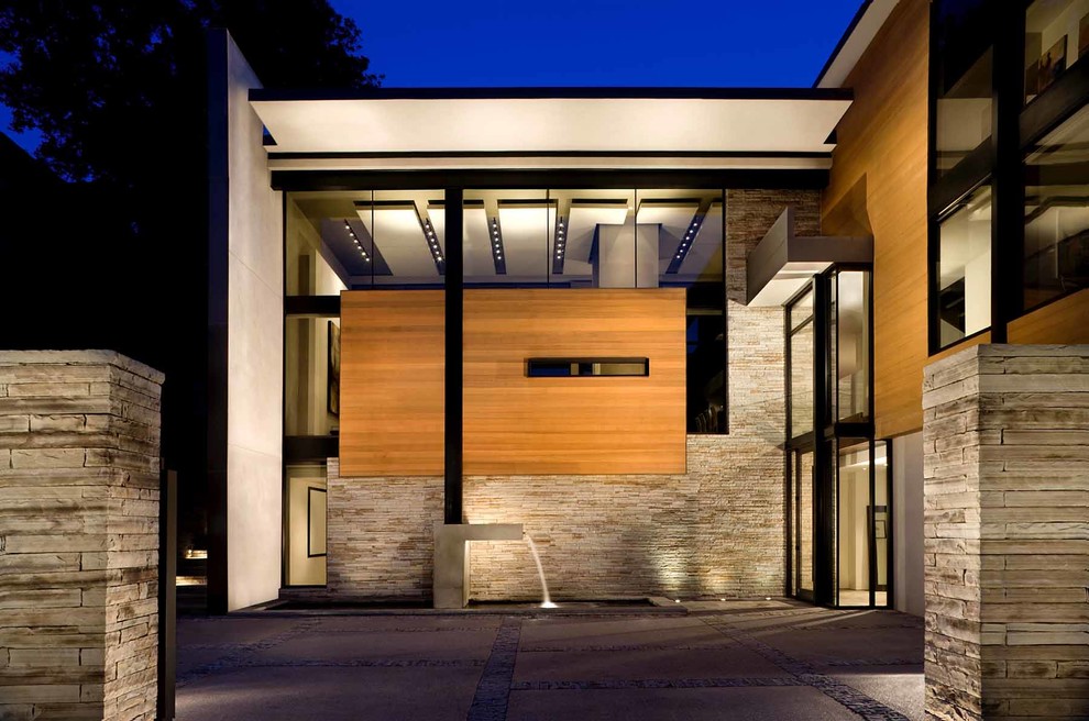 Ejemplo de fachada beige minimalista de tamaño medio de dos plantas con revestimientos combinados
