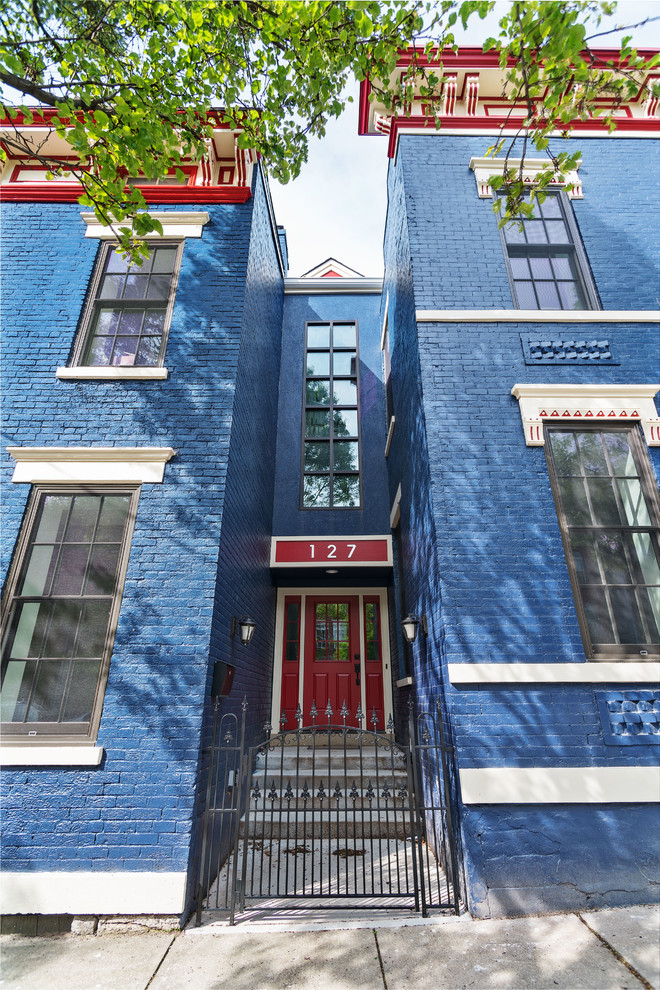 Mittelgroßes, Zweistöckiges Klassisches Haus mit Backsteinfassade, blauer Fassadenfarbe und Flachdach in Cincinnati