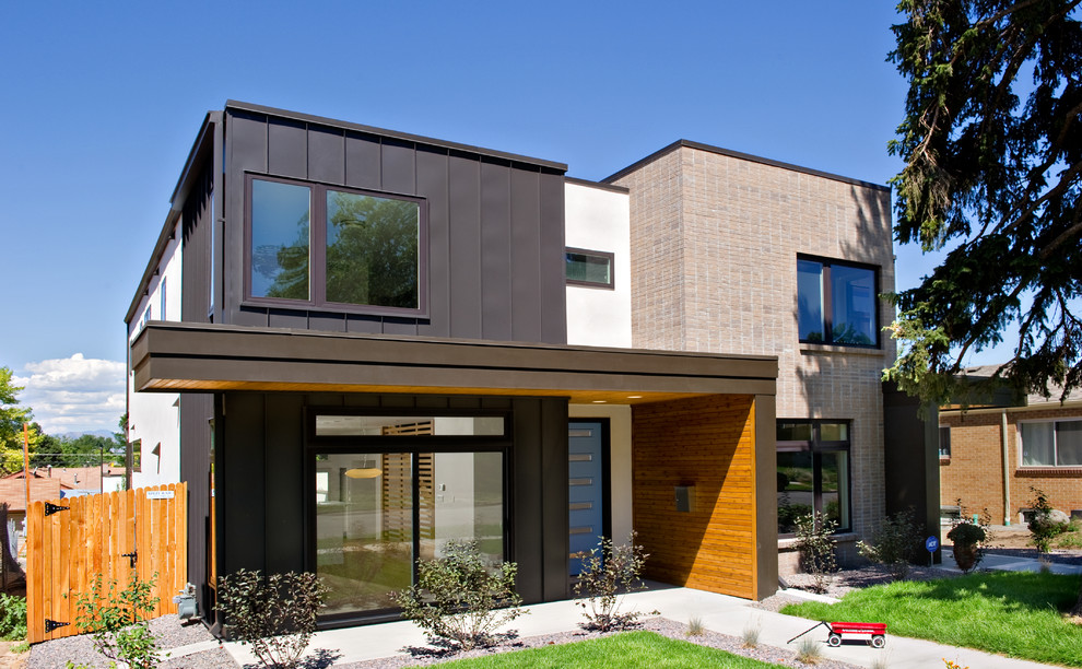 Cette photo montre une façade de maison tendance à un étage avec un revêtement mixte et un toit plat.
