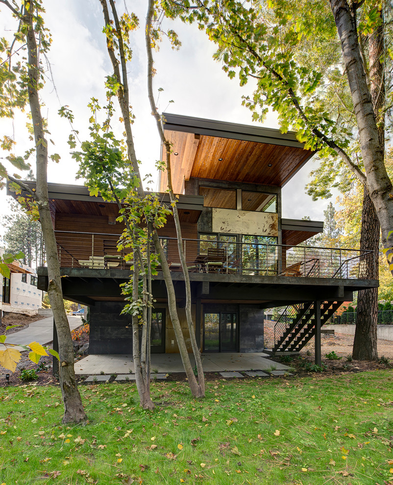 Diseño de fachada actual de dos plantas con revestimiento de madera y tejado de un solo tendido
