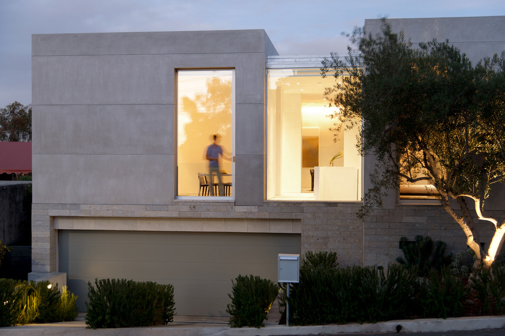 Идея дизайна: серый дом в стиле модернизм с облицовкой из бетона и плоской крышей