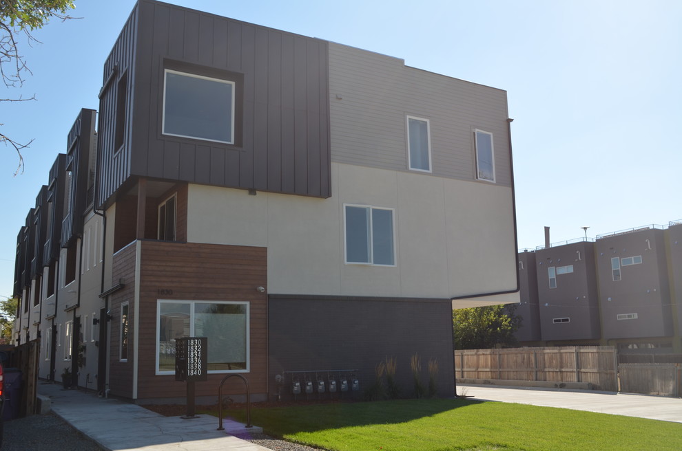 Idéer för mellanstora funkis grå hus, med tre eller fler plan, blandad fasad, platt tak och tak i mixade material