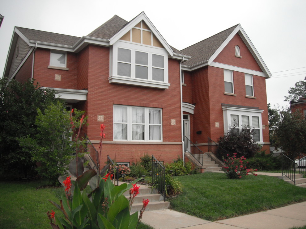 На фото: двухэтажный, кирпичный, красный дом среднего размера в стиле неоклассика (современная классика) с двускатной крышей с