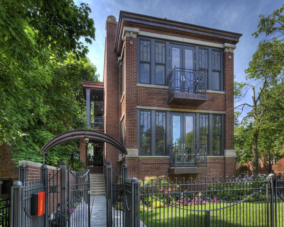 Dreistöckiges, Großes Klassisches Einfamilienhaus mit Backsteinfassade, Flachdach, Misch-Dachdeckung und bunter Fassadenfarbe in Chicago