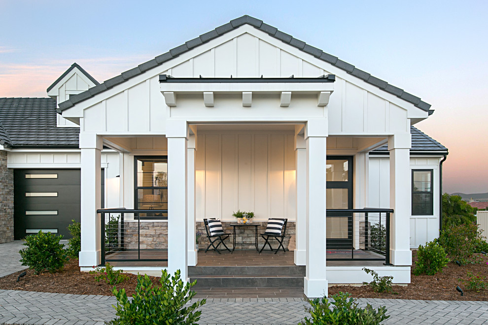 Mittelgroßes, Einstöckiges Country Haus mit weißer Fassadenfarbe, Satteldach und Schindeldach in San Diego