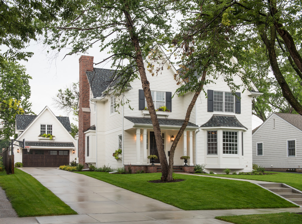 Zweistöckiges Klassisches Haus mit weißer Fassadenfarbe und Satteldach in Minneapolis