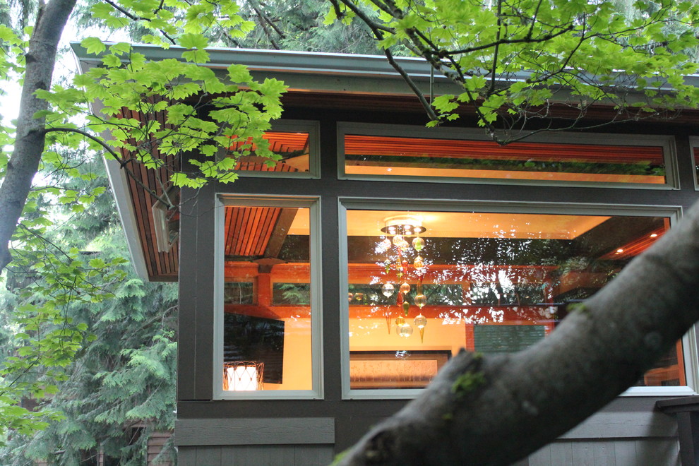 Идея дизайна: маленький, двухэтажный, деревянный, серый дом в стиле модернизм для на участке и в саду