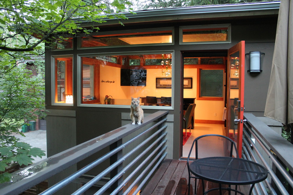 На фото: маленький, двухэтажный, деревянный, серый дом в стиле модернизм с вальмовой крышей для на участке и в саду с