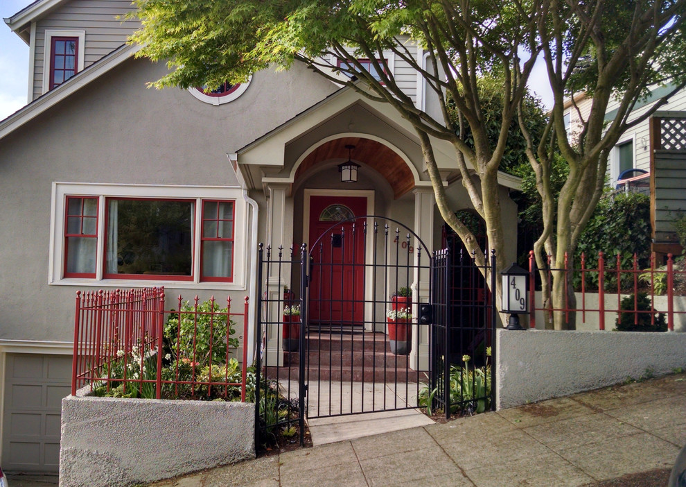 シアトルにある高級な小さなトラディショナルスタイルのおしゃれな家の外観 (漆喰サイディング) の写真
