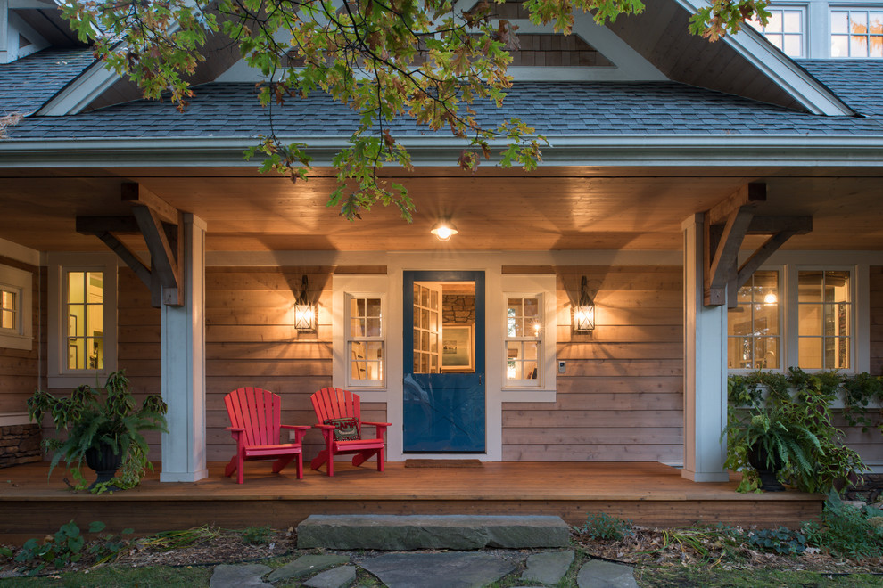 Mittelgroße, Zweistöckige Urige Holzfassade Haus mit Satteldach und beiger Fassadenfarbe in Minneapolis