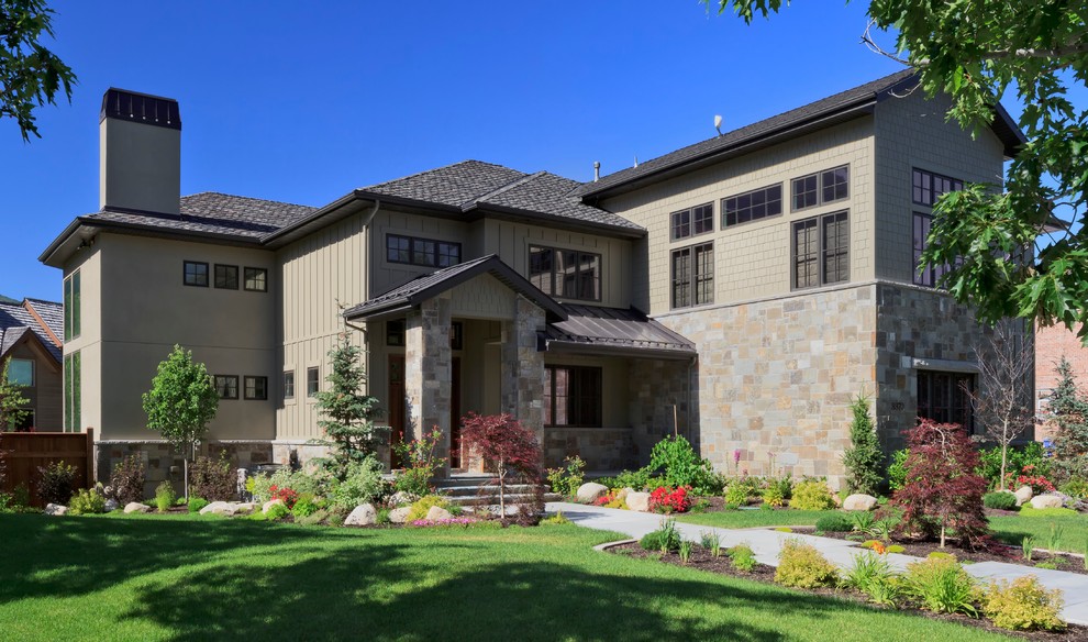 Großes, Zweistöckiges Rustikales Haus mit Mix-Fassade und grauer Fassadenfarbe in Denver