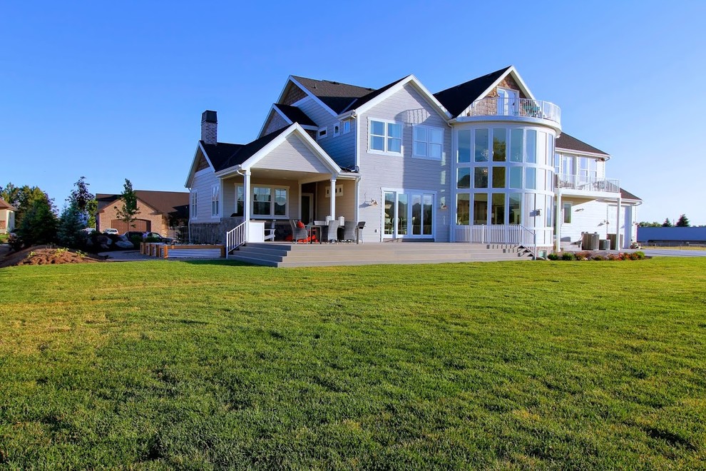 Foto de fachada gris de estilo de casa de campo extra grande de tres plantas con revestimientos combinados