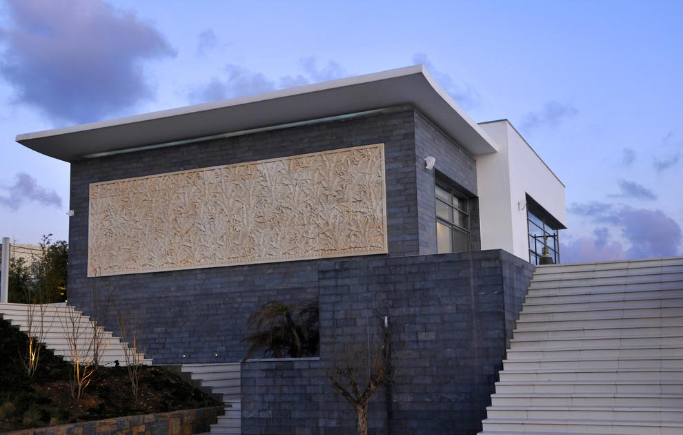 Cette photo montre une façade de maison moderne en brique.